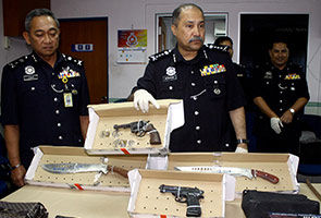 Polis Buru Dua Lelaki Naik Perodua Myvi Mykmu Net